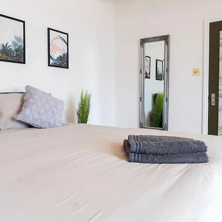 5c- Stylish Urban Retreat - Spacious 2 Bed Flat