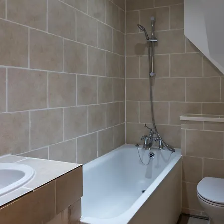 5c- Stylish Urban Retreat - Spacious 2 Bed Flat