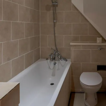 5c- Stylish Urban Retreat - Spacious 2 Bed Flat Apartment London