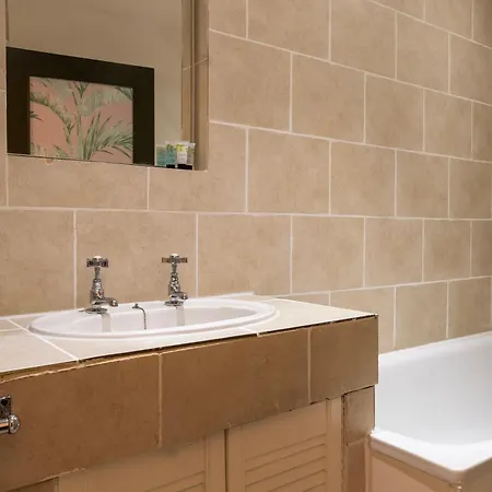 5c- Stylish Urban Retreat - Spacious 2 Bed Flat *