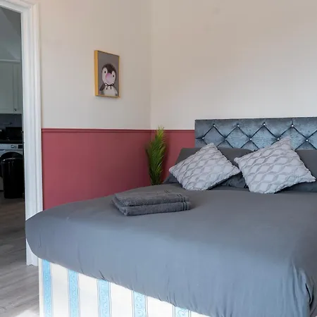 5c- Stylish Urban Retreat - Spacious 2 Bed Flat