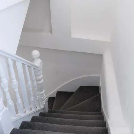 5c- Stylish Urban Retreat - Spacious 2 Bed Flat London