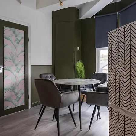 5c- Stylish Urban Retreat - Spacious 2 Bed Flat * London
