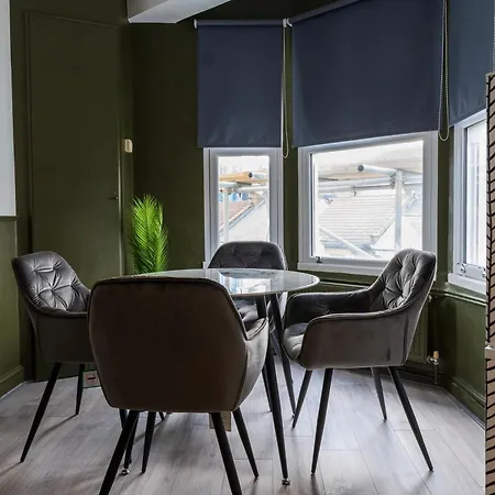 5c- Stylish Urban Retreat - Spacious 2 Bed Flat Apartment