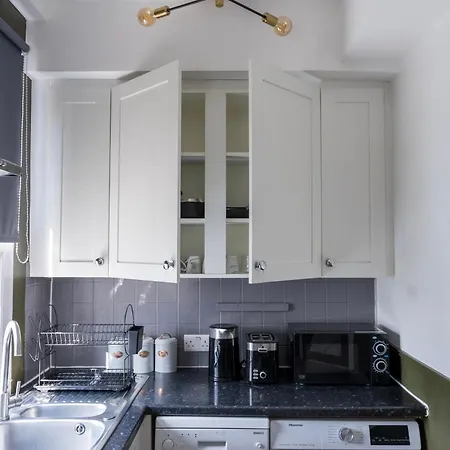 5c- Stylish Urban Retreat - Spacious 2 Bed Flat Apartment *