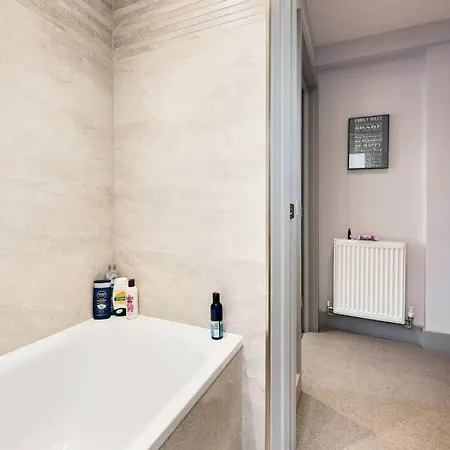 Luxurious & Modern 2 Bedroom Notting Hill Townhouse * London