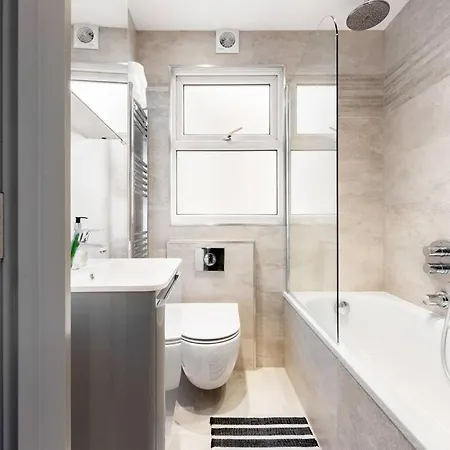 Luxurious & Modern 2 Bedroom Notting Hill Townhouse Apartment London