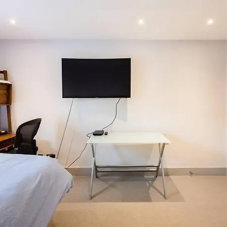 Luxurious & Modern 2 Bedroom Notting Hill Townhouse Apartment