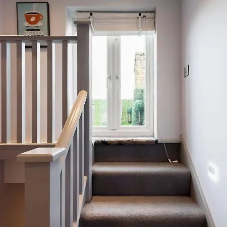 Luxurious & Modern 2 Bedroom Notting Hill Townhouse *