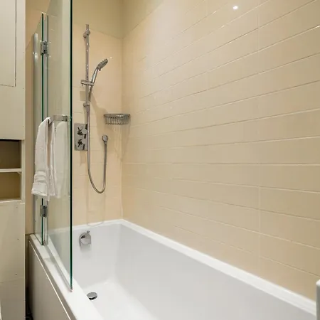 5a - Bright And Airy 2 Bedroom - Close To
