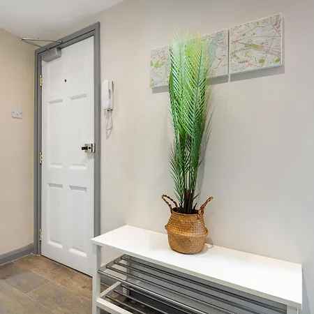 5a - Bright And Airy 2 Bedroom - Close To *