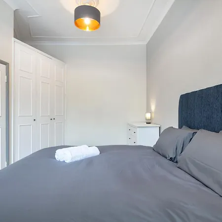 5a - Bright And Airy 2 Bedroom - Close To Apartment *
