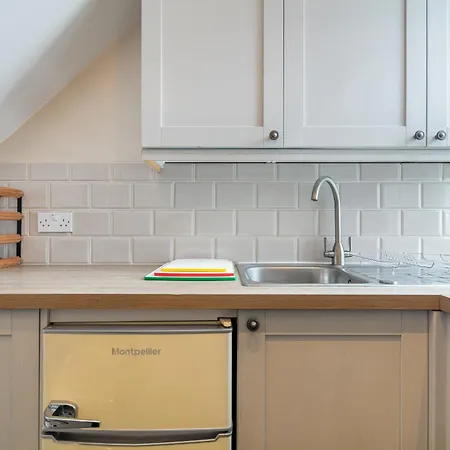 Apartment 5a - Bright And Airy 2 Bedroom - Close To *