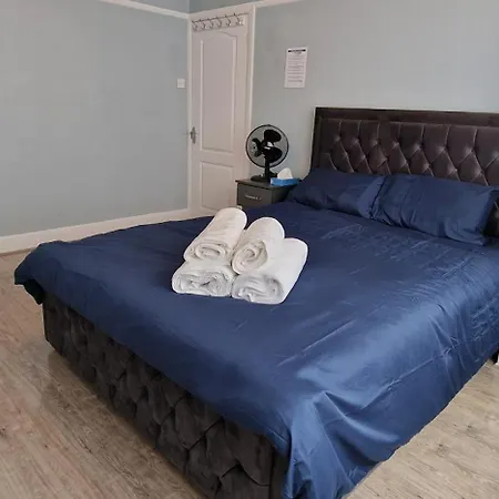 Rowan Crescent's Luxury Stay-in4 *