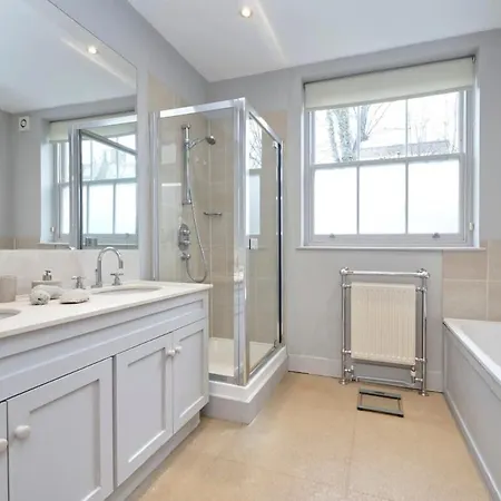 Long Discount Large Bright First-floor Flat London