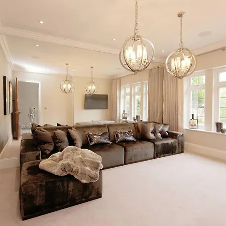 Pass The Keys Luxury Essex Oasis Holiday home Woodford