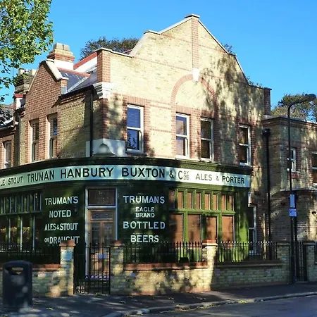Unique 2 Bedroom Flat In Heart Of Walthamstow Apartment
