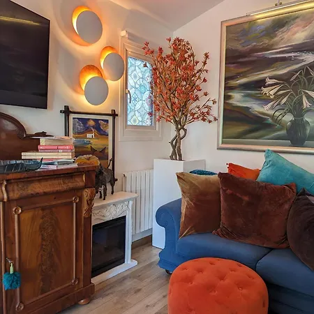 Tamanzi Taggs-floating On Idyllic Island Hampton