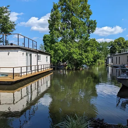 Holiday home Tamanzi Taggs-floating On Idyllic Island