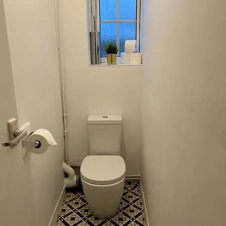 Entire 2 Bed Flat In *