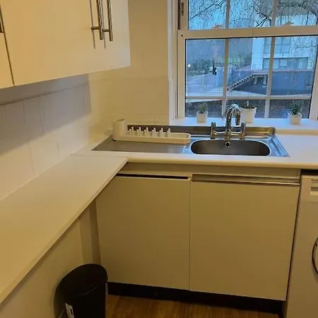 Entire 2 Bed Flat In Apartment *