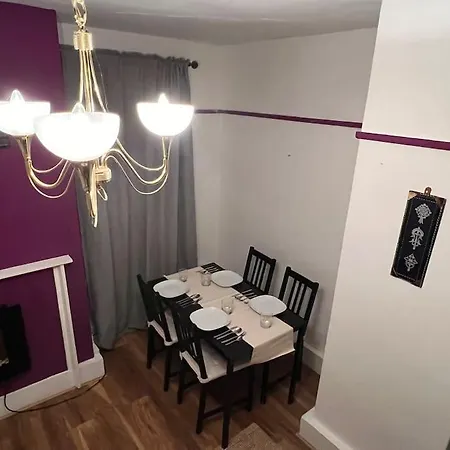 Entire 2 Bed Flat In Apartment