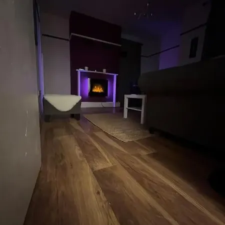 Entire 2 Bed Flat In Apartment *
