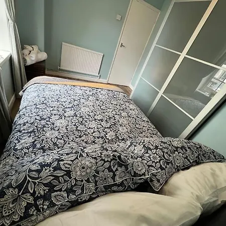 Entire 2 Bed Flat In *