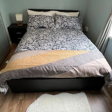 Apartment Entire 2 Bed Flat In *