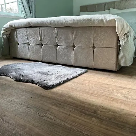 Entire 2 Bed Flat In *