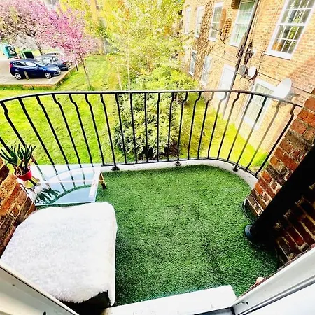 Entire 2 Bed Flat In Apartment *