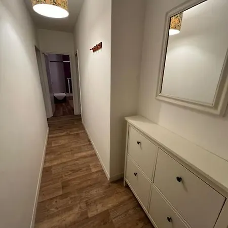 Entire 2 Bed Flat In Apartment *