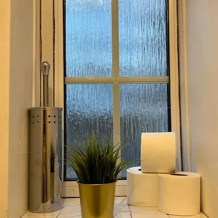Entire 2 Bed Flat In Apartment