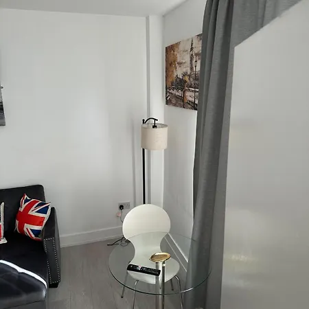 1 Bedroom 30 Minutes To St Pancras Apartment London