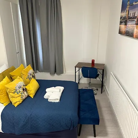 1 Bedroom 30 Minutes To St Pancras Apartment *