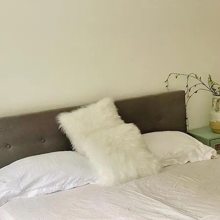Homestay Richmond - Double Bedroom With Garden View