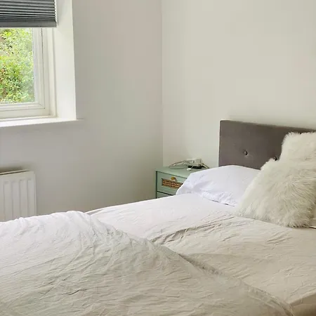 Richmond - Double Bedroom With Garden View