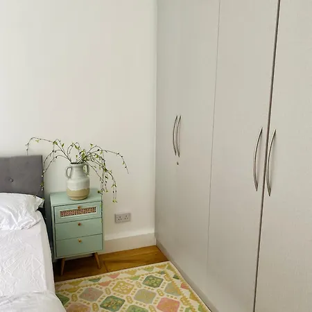 Richmond - Double Bedroom With Garden View Homestay London