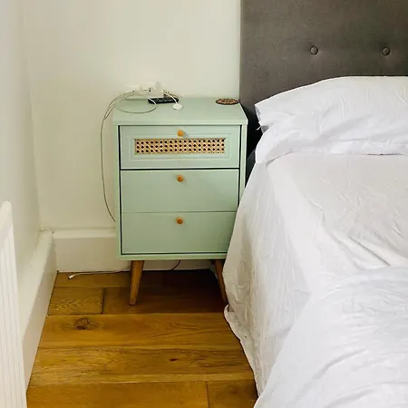 Richmond - Double Bedroom With Garden View *