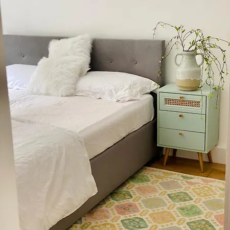 Homestay Richmond - Double Bedroom With Garden View