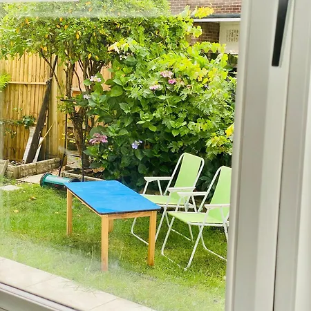 Homestay Richmond - Double Bedroom With Garden View