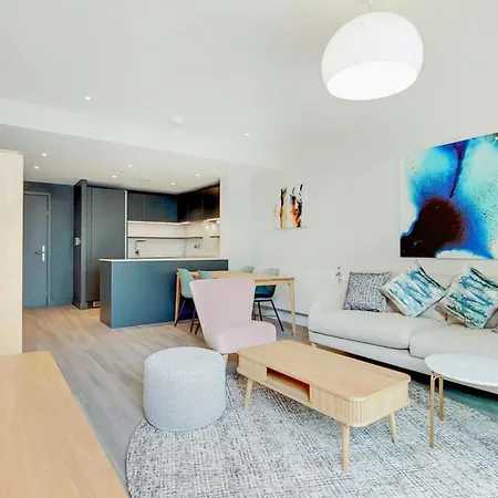 Chic And Comfortable In Apartment *