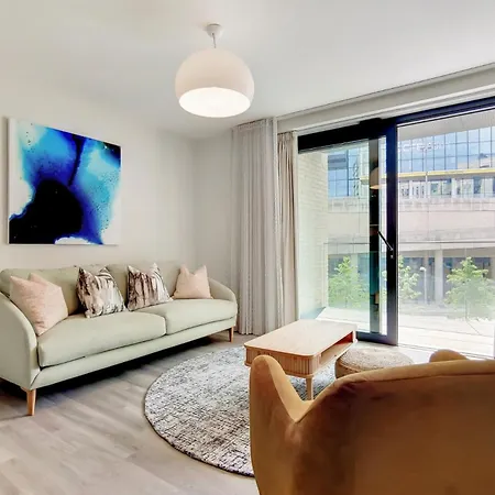Chic And Comfortable In Apartment London