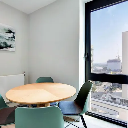 Chic And Comfortable In Apartment London
