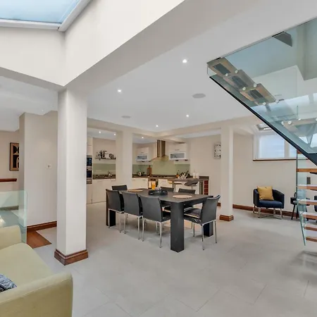 3-bed Grand Triplex In Westminster Apartment