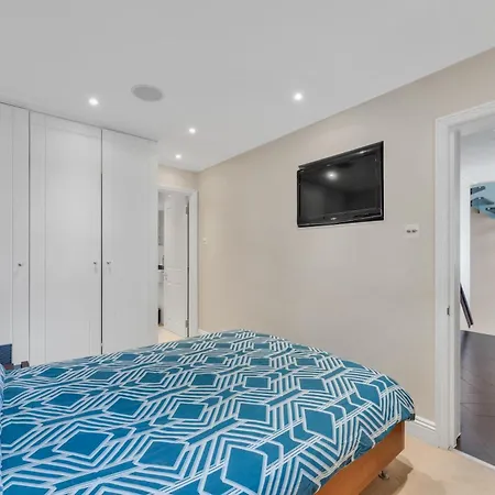3-bed Grand Triplex In Westminster Apartment London