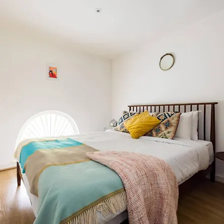 Wild Roses Serviced - Airport Apartment London