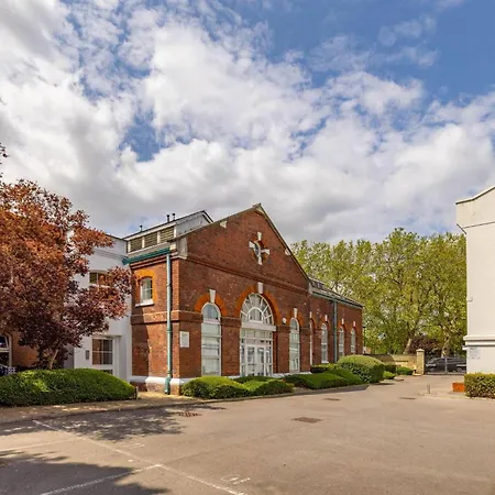 Wild Roses Serviced - Airport Apartment