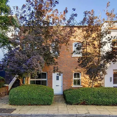 Wild Roses Serviced - Airport Apartment *