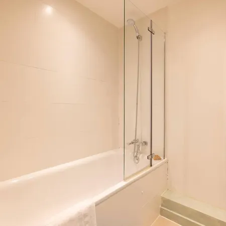 Wild Roses Serviced - Airport Apartment